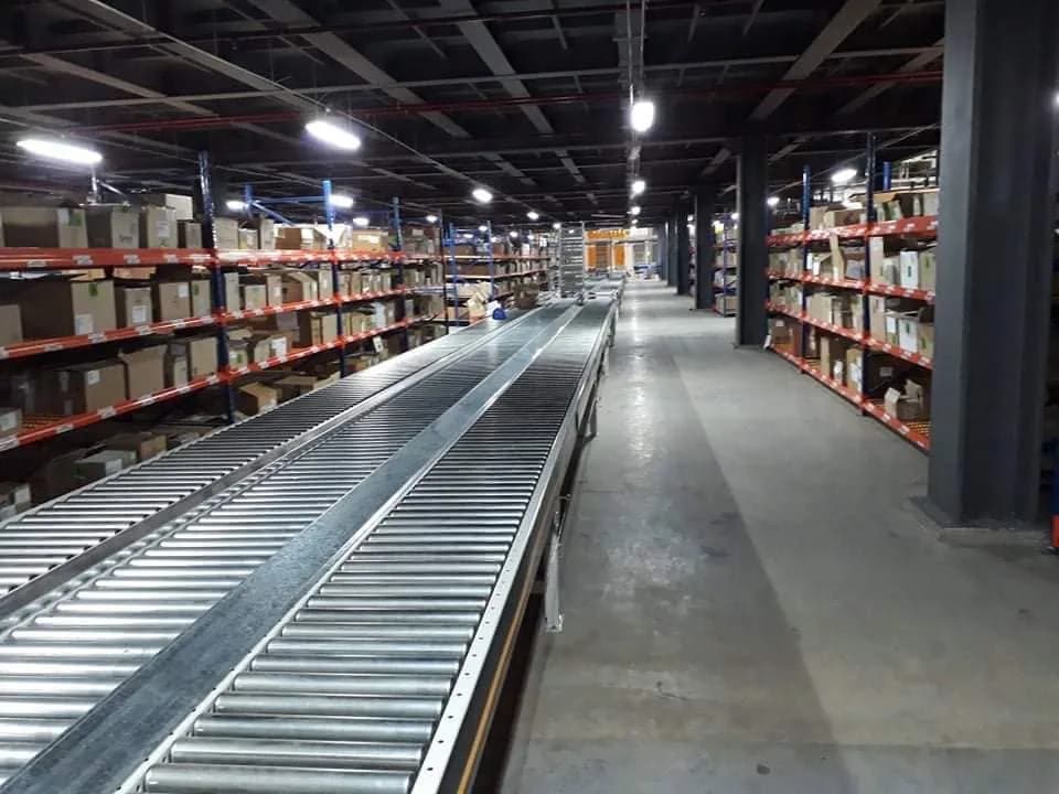 Gravity roller conveyor installation