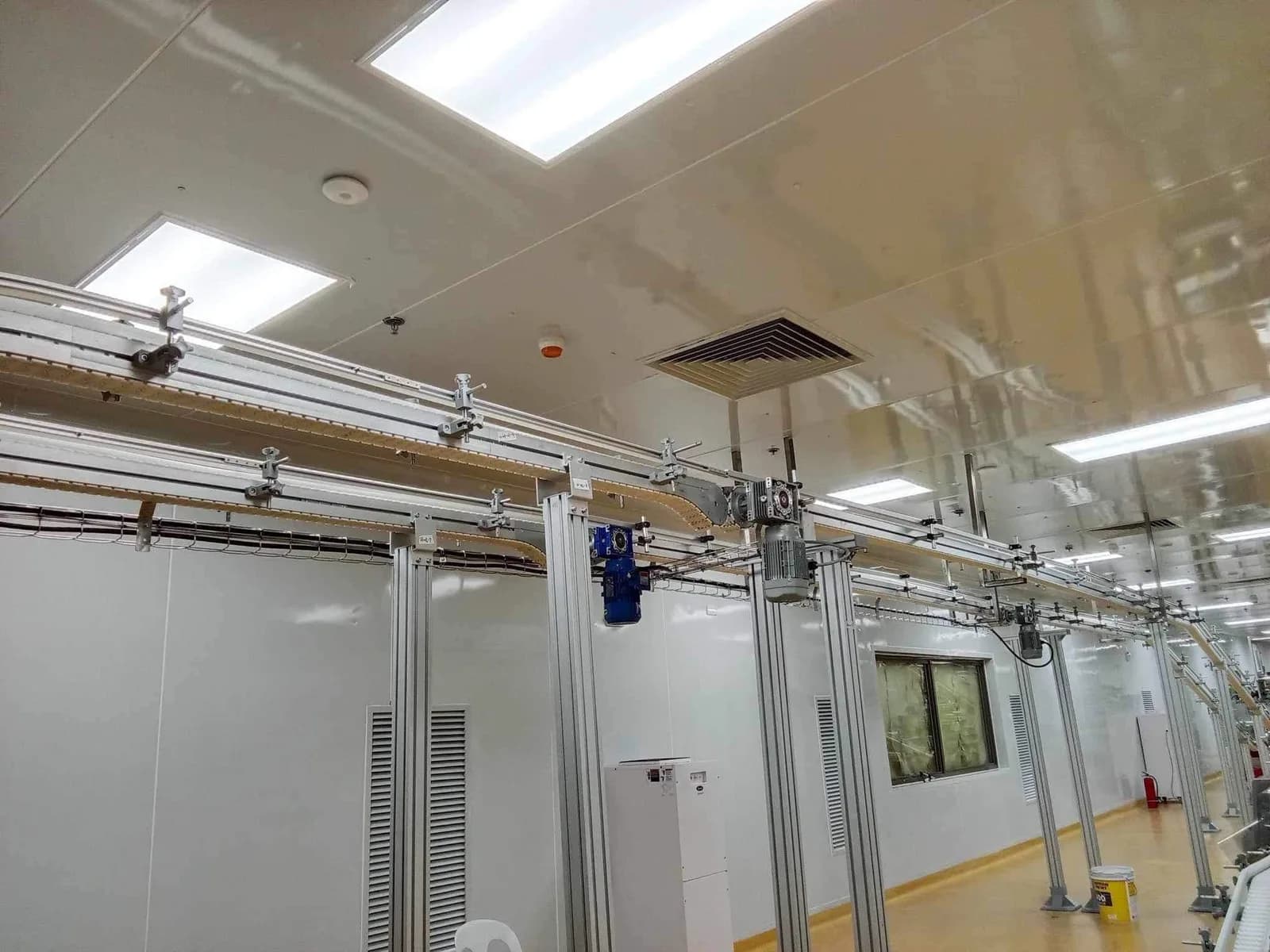 Overhead conveyor installation