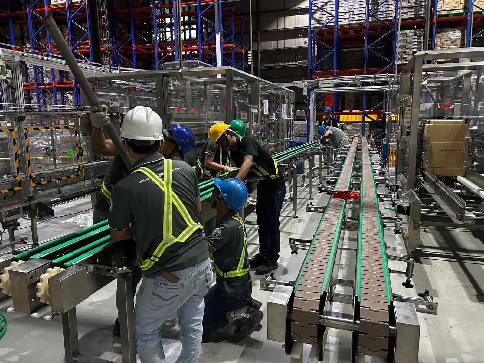 Table top chain conveyor installation
