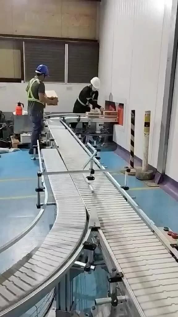 Table top chain conveyor installation