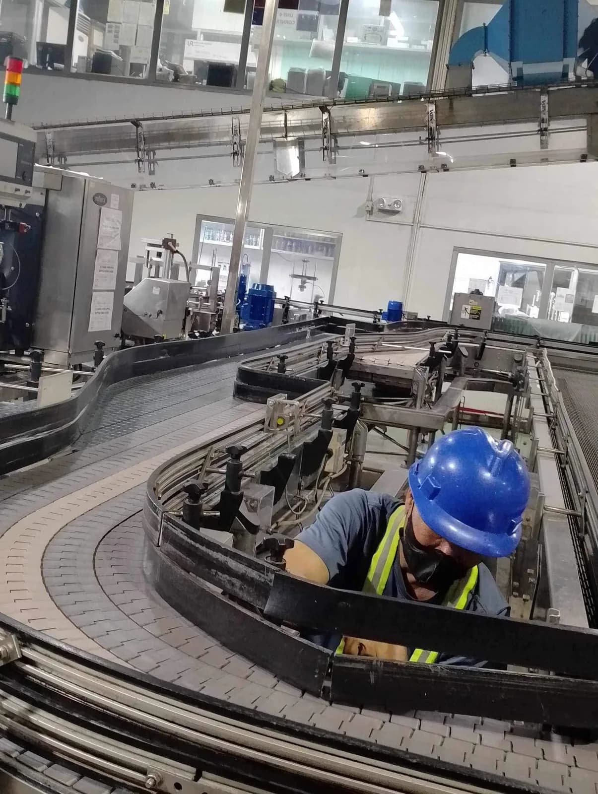 Table top chain conveyor installation