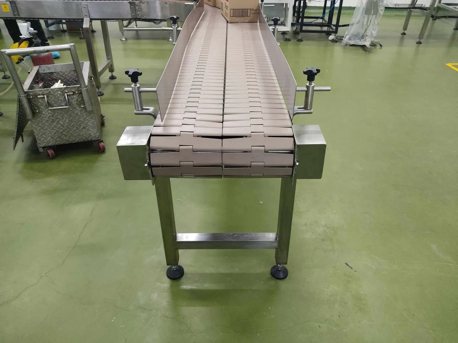 Table top chain conveyor installation
