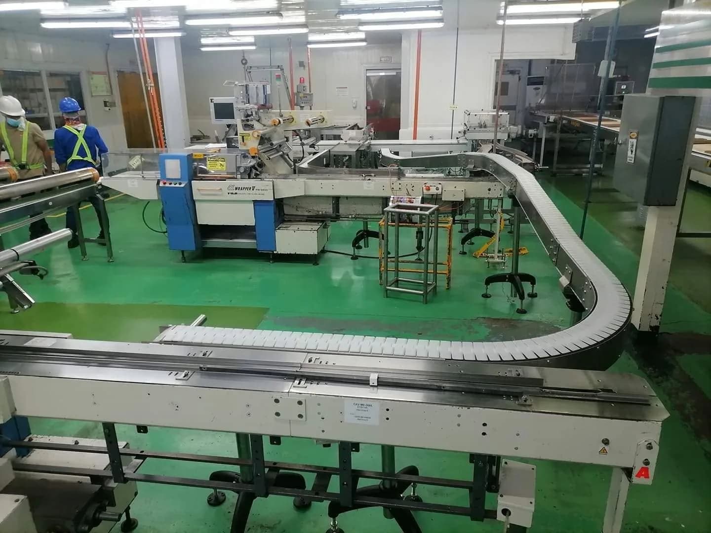 Table top chain conveyor installation